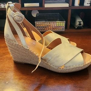 Gentle Souls Sandals,size 10,light metallic